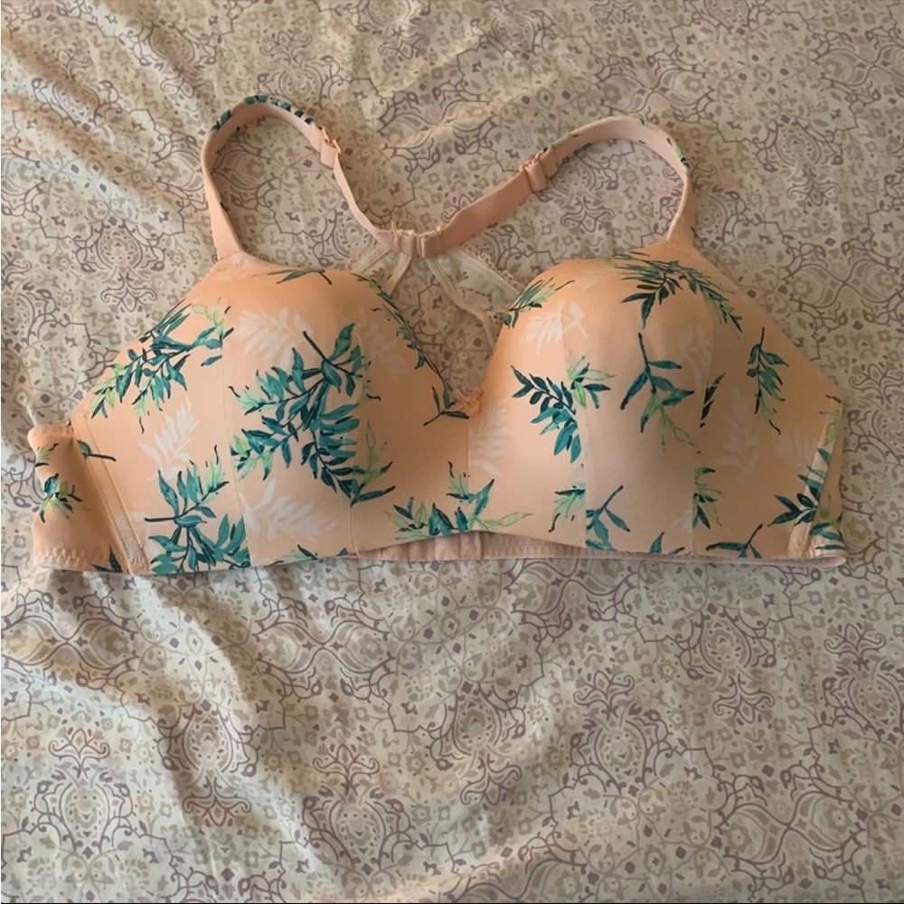 Cacique 44C Razorback Flowers/Floral Leaf Design Wire-Free Lightly Lined Bra